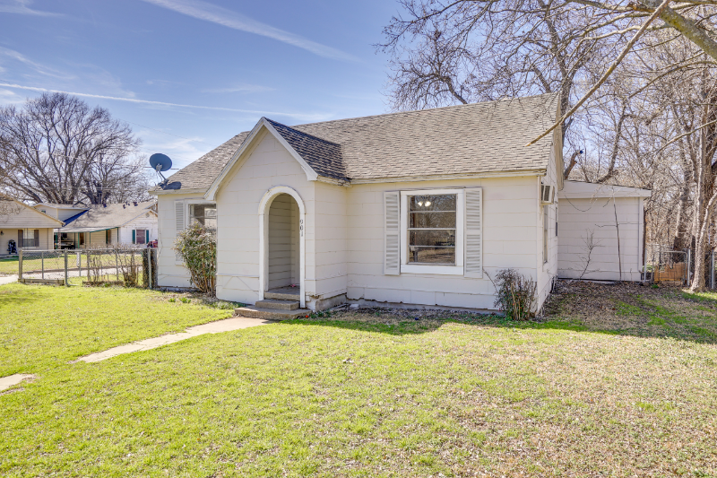 Gainesville House: 901 N Howeth st