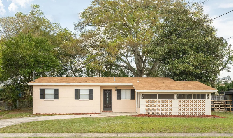 Jacksonville House: 7707 Falcon street