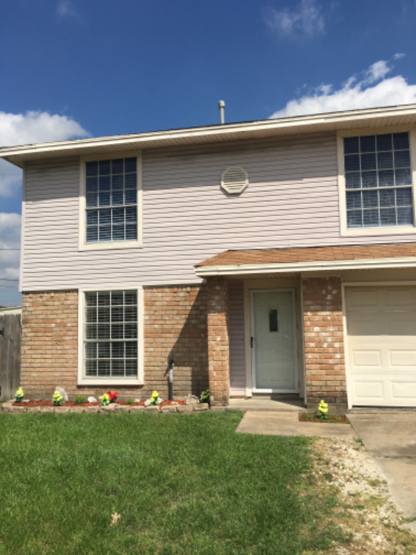 Angleton House: 3 Dallas Ct. 1