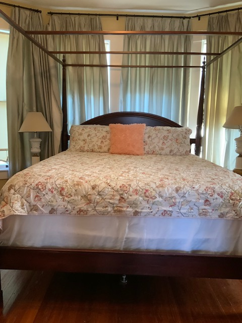 Taylor Apartment: 819 Hackberry St.