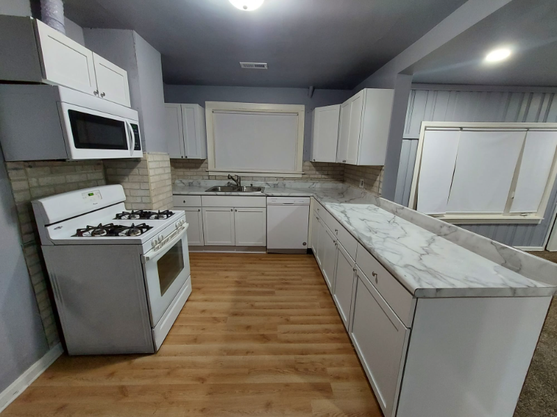 Burbank House: 8548 central Ave