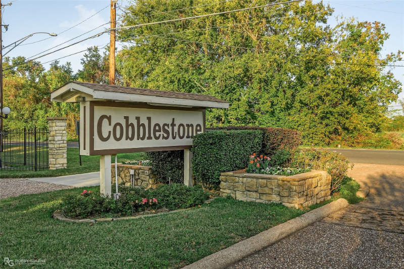 Shreveport Townhome: 100 Settlers Trace