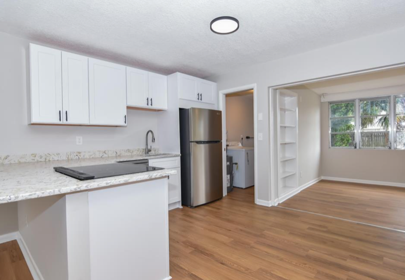 Stuart House: 423 SE Parkway Drive