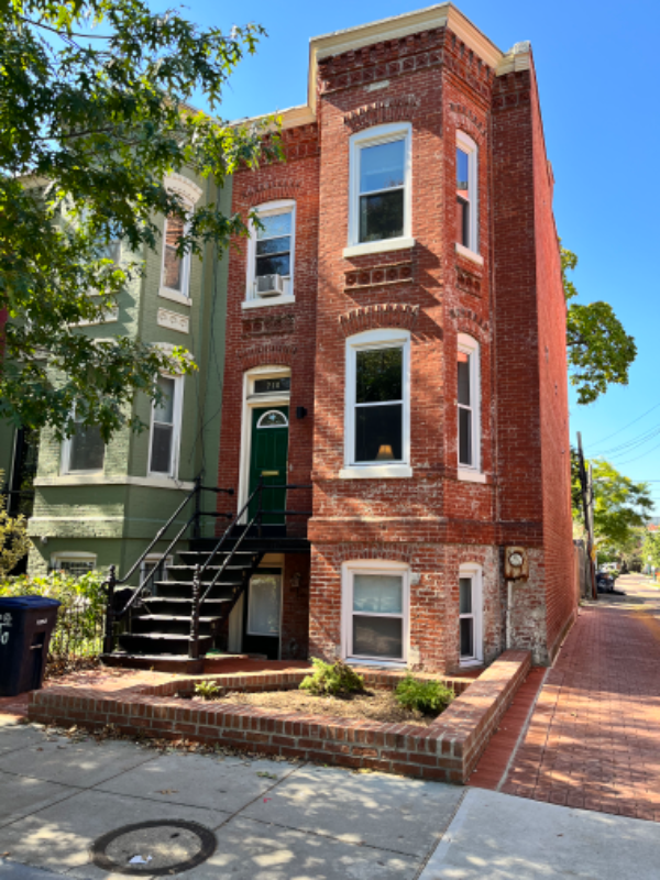 Washington House: 710 7th St NE