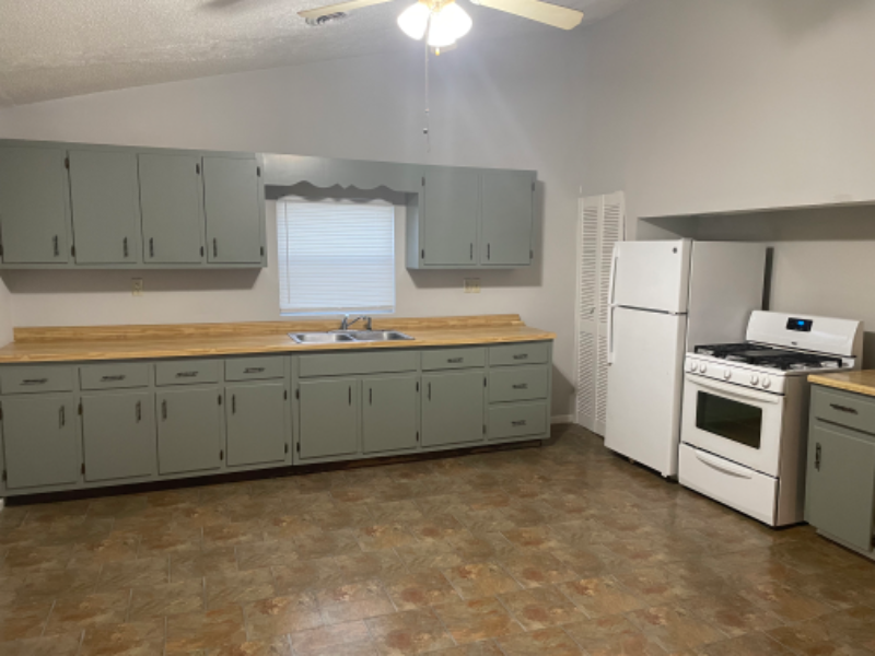 Oliver Springs Apartment: 165 Midway Dr