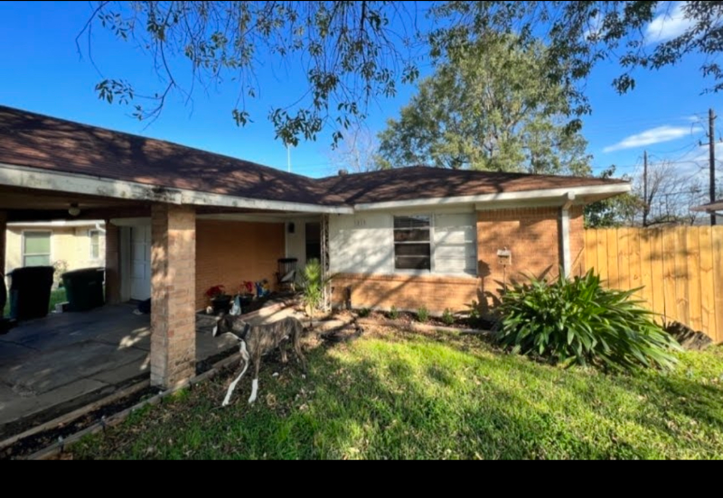 Houston House: 1311 Laurentide