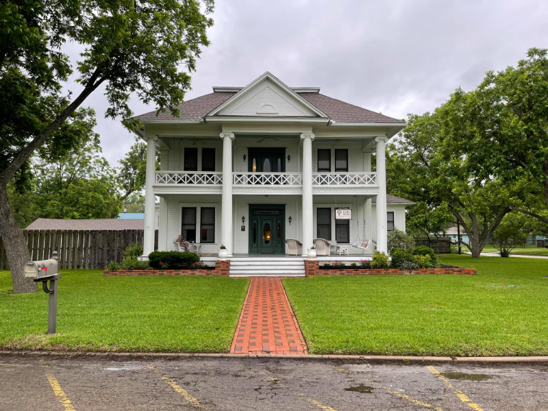 Taylor Apartment: 819 Hackberry St.