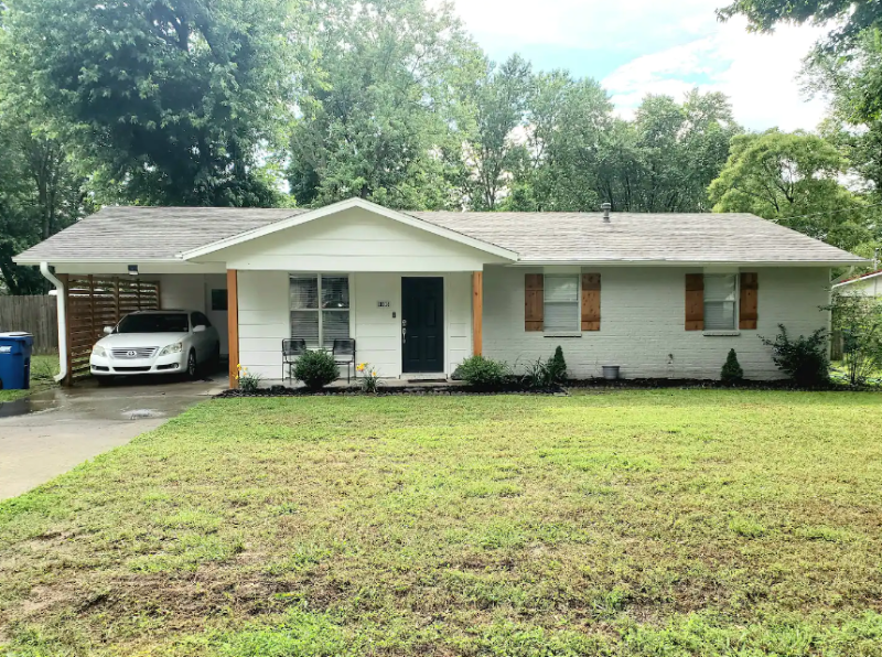Bentonville House: 1108 Royal Drive