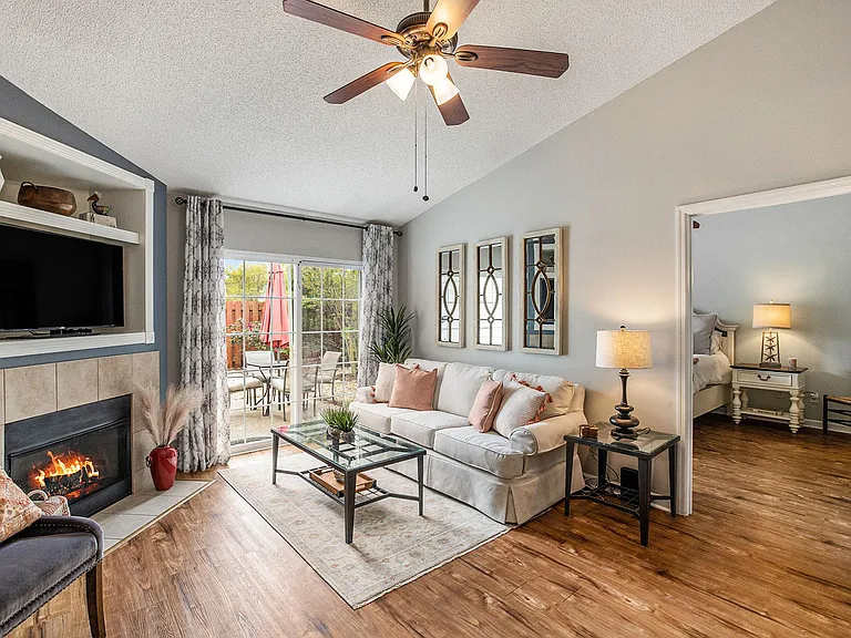 Charleston House: 1518 Blaze Ln