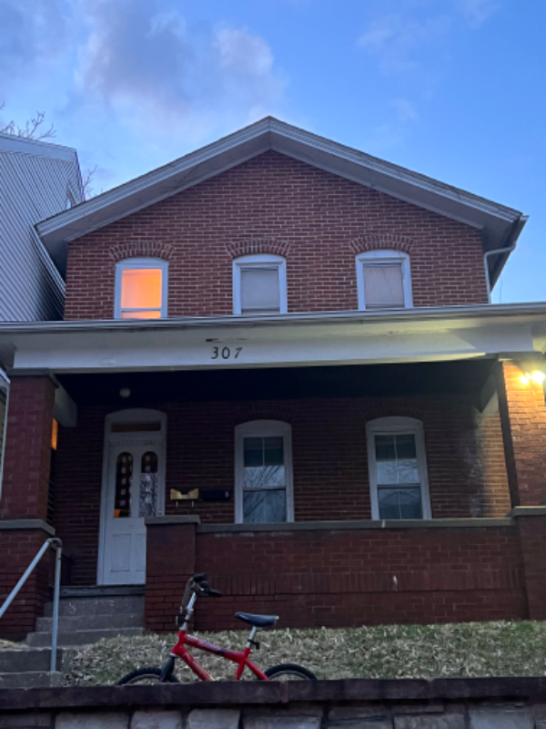 Muscatine House: 307 W 3rd St