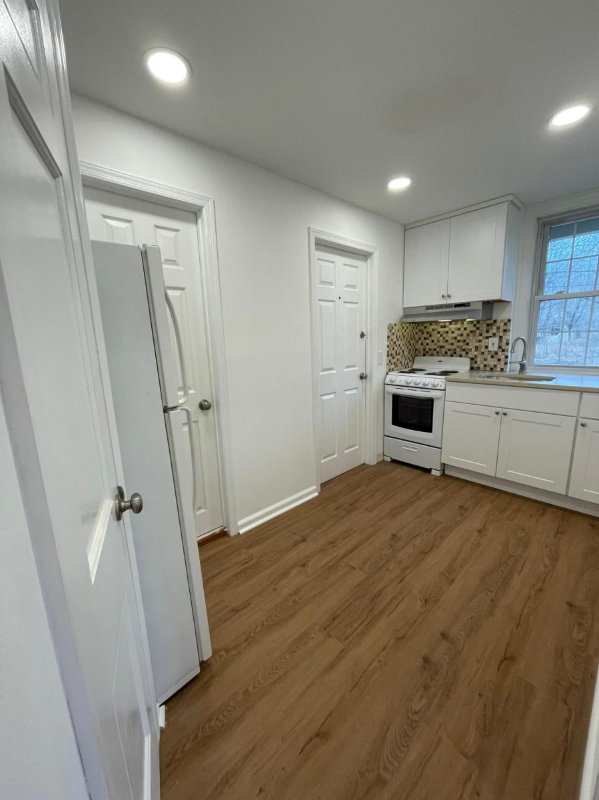 Huntingto Apartment: 196 Woodhull Rd