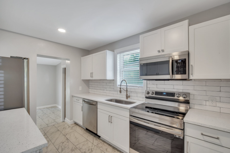 Savannah House: 415 e 65th st