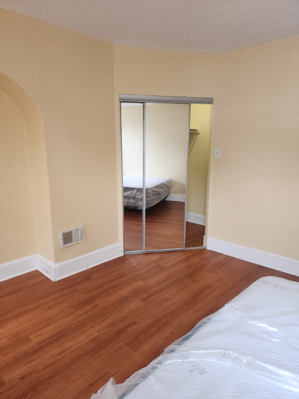 Philadelphia House: 916 E Woodlawn