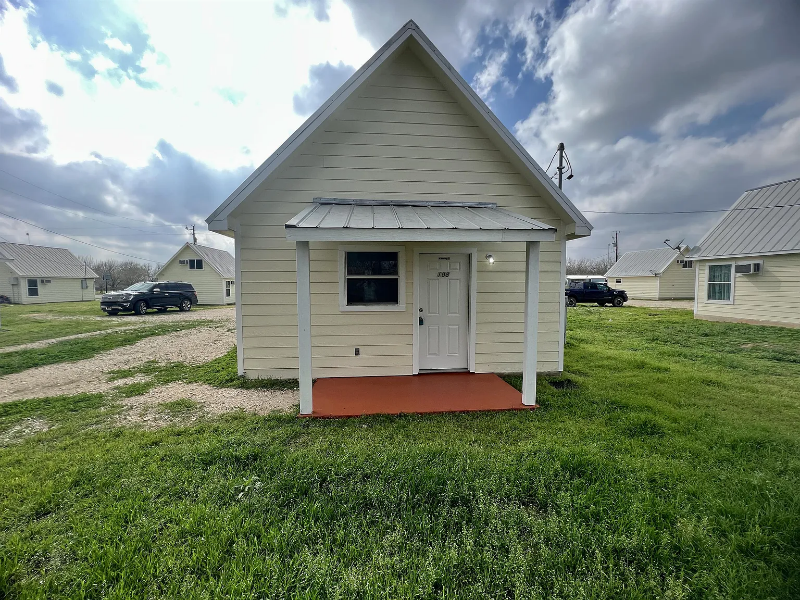 Stockdale Apartment: 403 Free Timber Lane