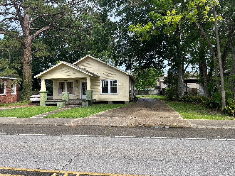 New Iberia House: 131B Center St