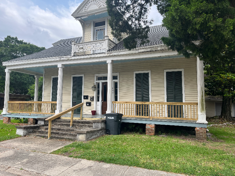 New Iberia House: 136A Washington St