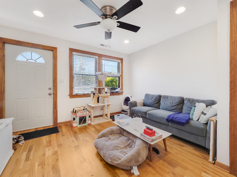 Chicago House: 1148 W Belmont Ave