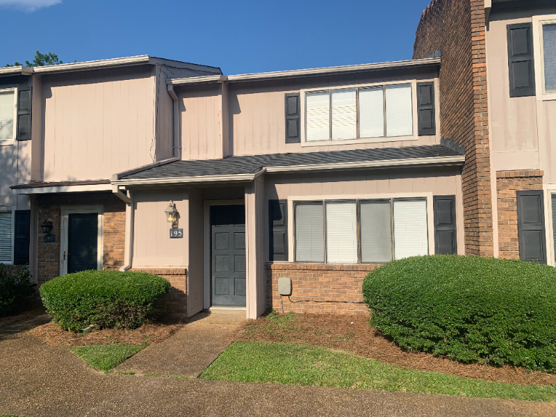 Brandon House: 195 Lakebend Circle
