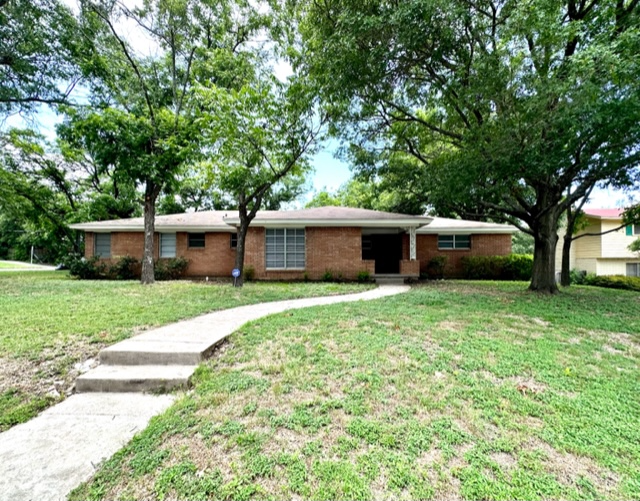 Waco House: 1400 Royal Oaks