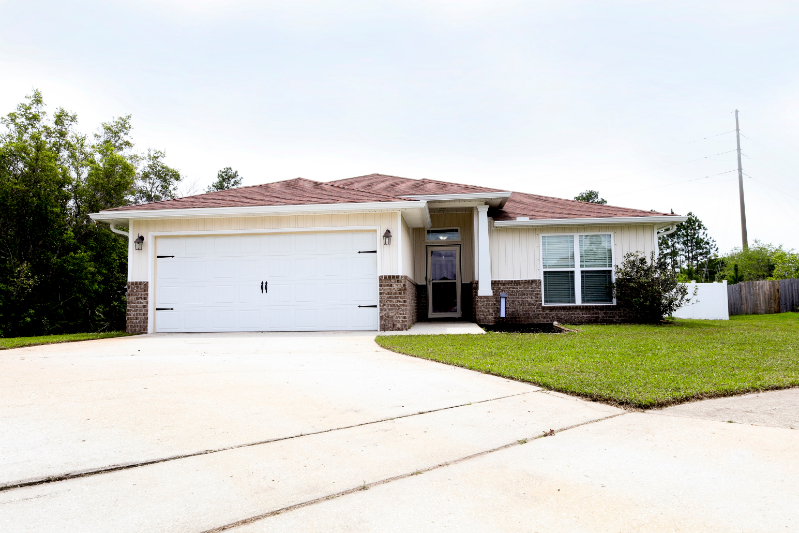 Navarre House: 8378 Island Drive