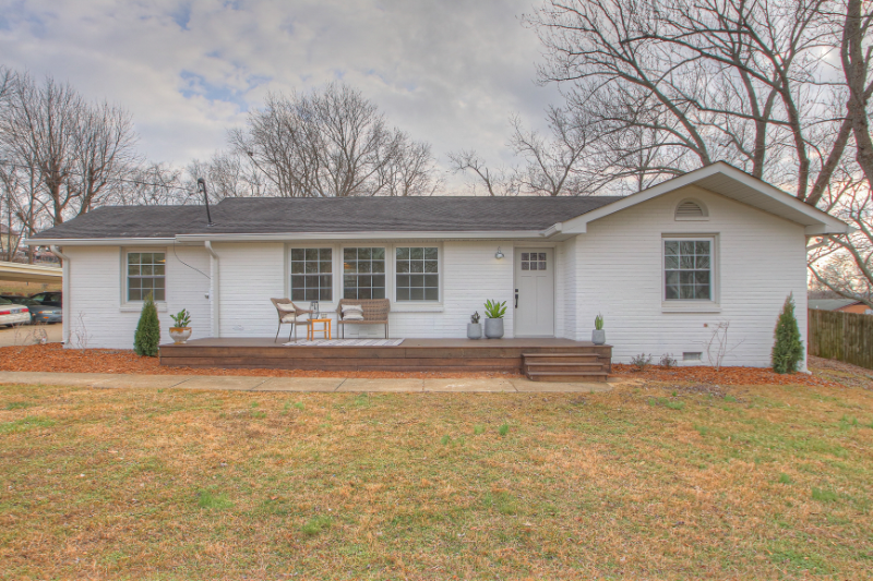 Hendersonville House: 131 McBratney Dr