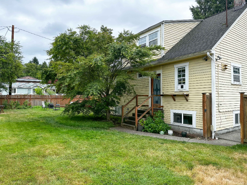 Burien Apartment: 822 SW 124th Street