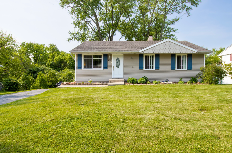 Bloomington House: 911 W Briarcliff Dr.