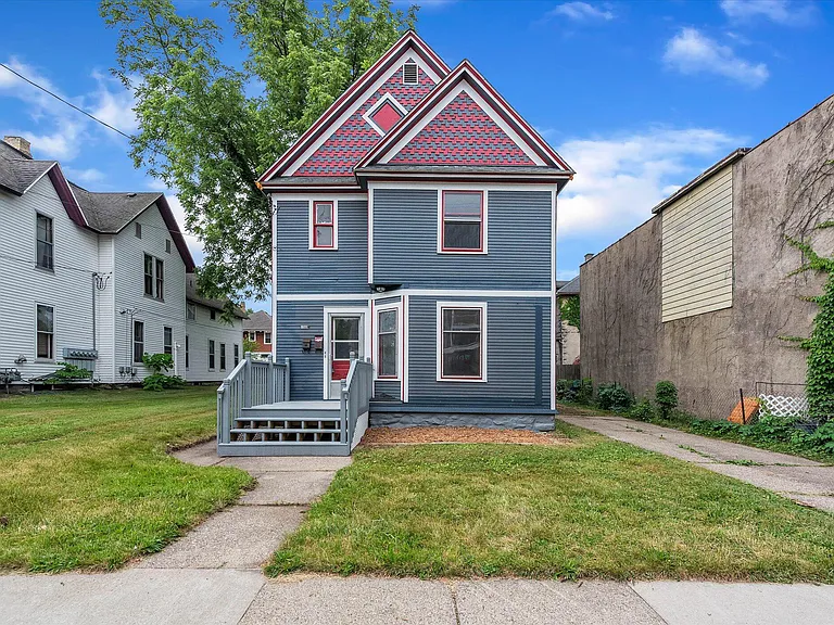 Grand Rapids House: 1560 Wealthy St SE