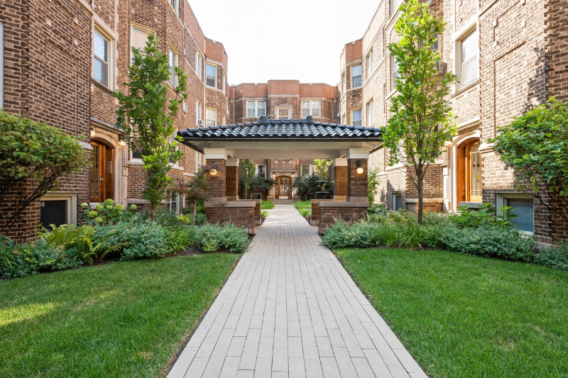 Chicago Condo: 541 W Addison St