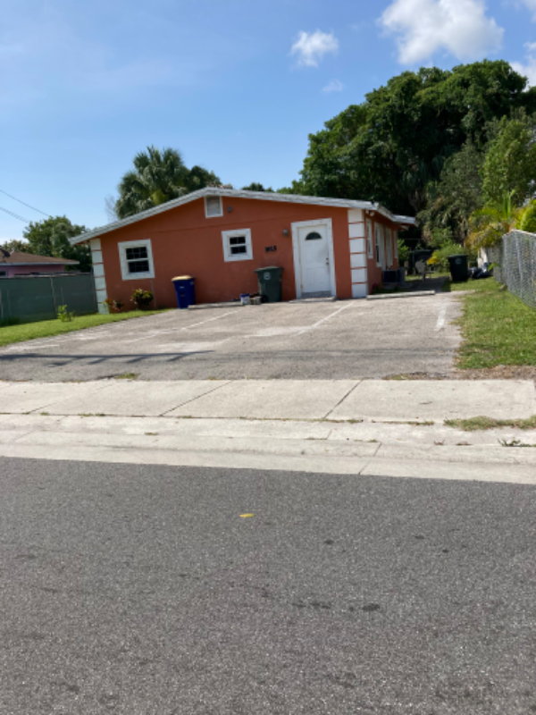 Fort Pierce Apartment: 1615 ave E apt B