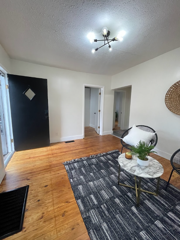 Johnson City House: 109 W. Maple Street