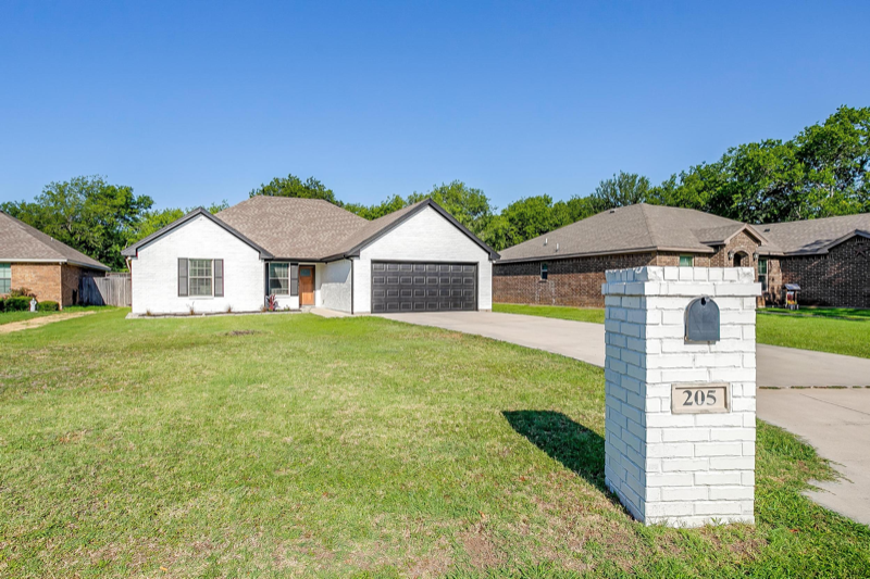 Azle House: 205 Shady Lane