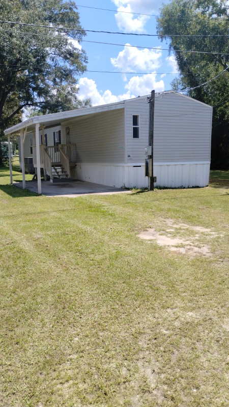 Lake City House: 143 SE Laurence Ct