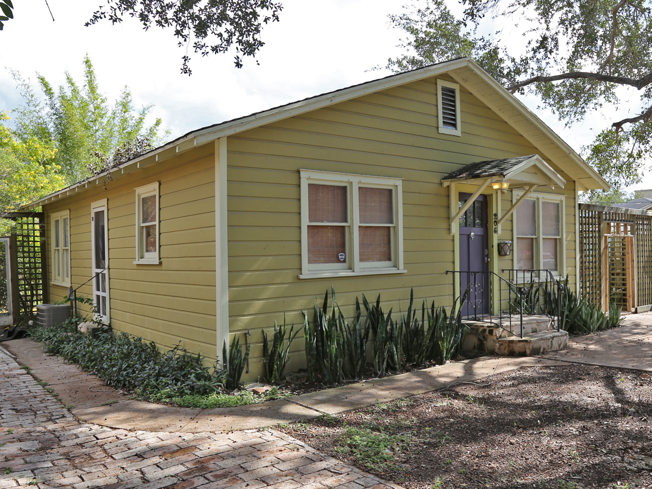 McAllen House: 208 N. 8th