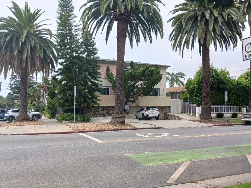Santa Monica Apartment: 1025 Idaho Ave