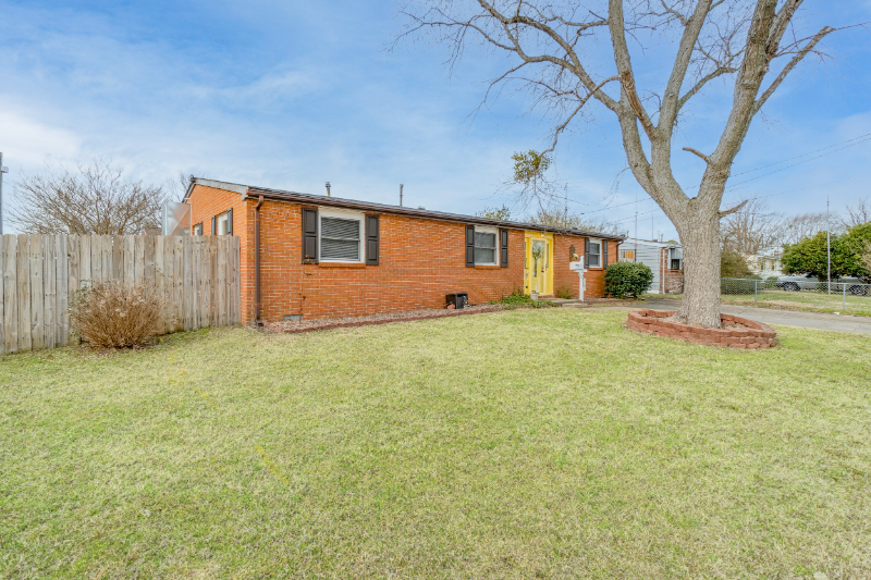 Hampton House: 1901 Demetro Dr