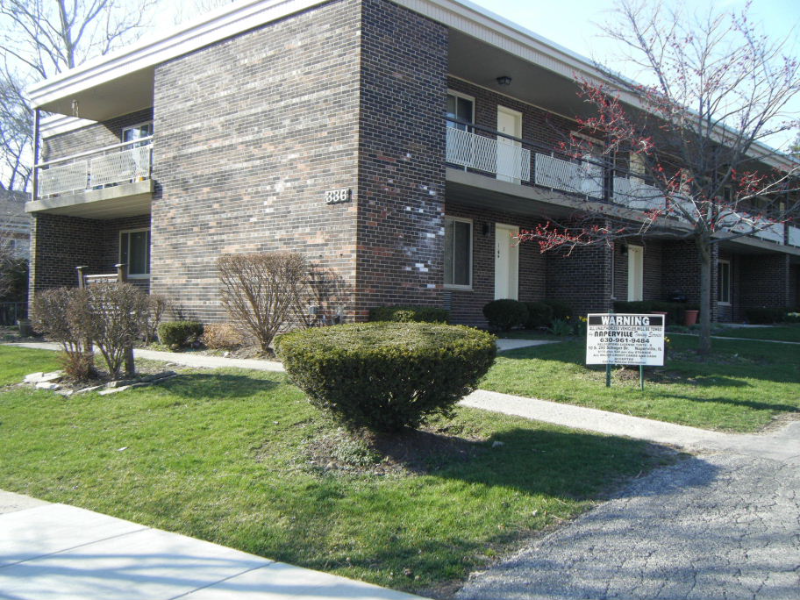 Glen Ellyn Apartment: 336 Pennsylvania Avenue