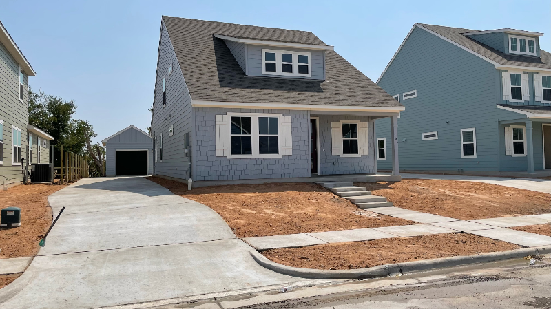 Taylor House: 300 Pebblestream Pass