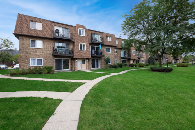 DES PLAINES Condo: 9442 Bay Colony Dr