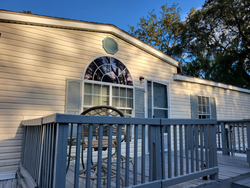 Brandon House: 829 Louise st