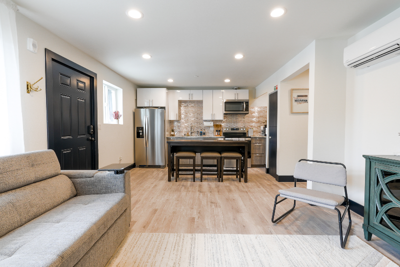 Seattle Apartment: 10009 Des Moines Memorial Dr S