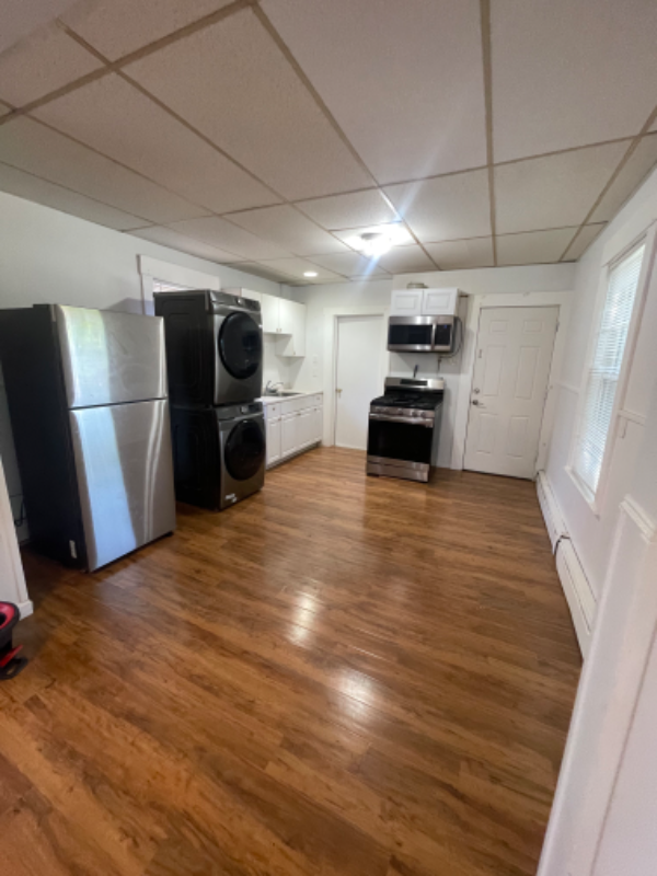 Lawrence Apartment: 86 Oak St