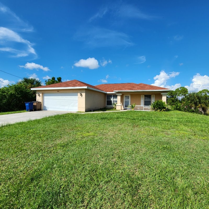 Lehigh Acres House: 1004 Columbus Blvd