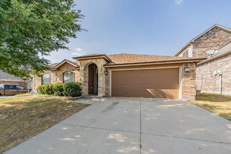 Burleson House: 783 Peach Ln