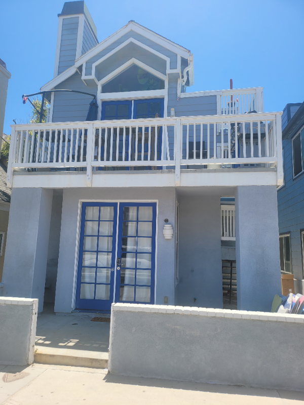 NEWPORT BEACH Multiplex: 124 24th St