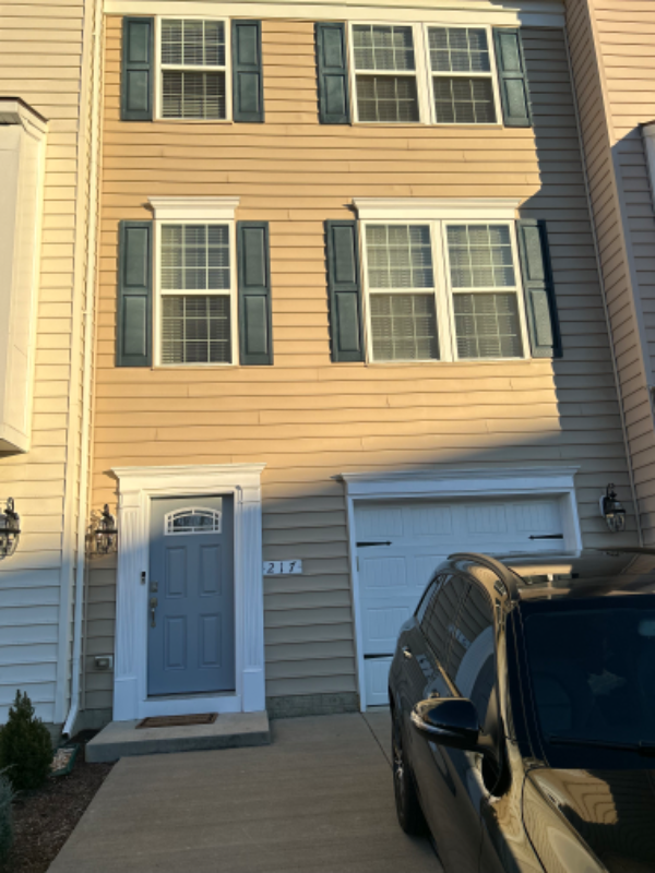 Fredricksburg Townhome: 217 hidden Brook drive ( Room in a House)