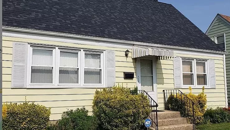 mineola House: 244 Frank Ave