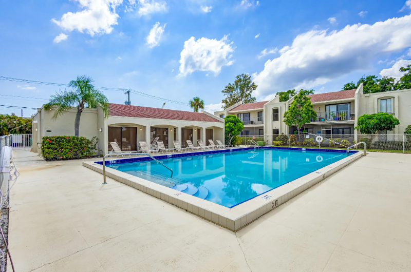 Jupiter Condo: 150 Pineview Rd