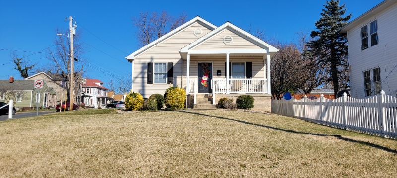 Harrisonburg House: 438 W Market St