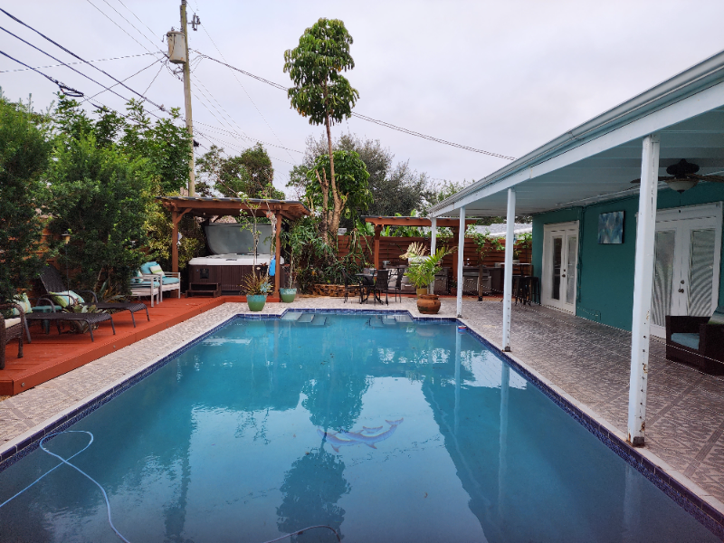 Hollywood House: 7080 Scott Street